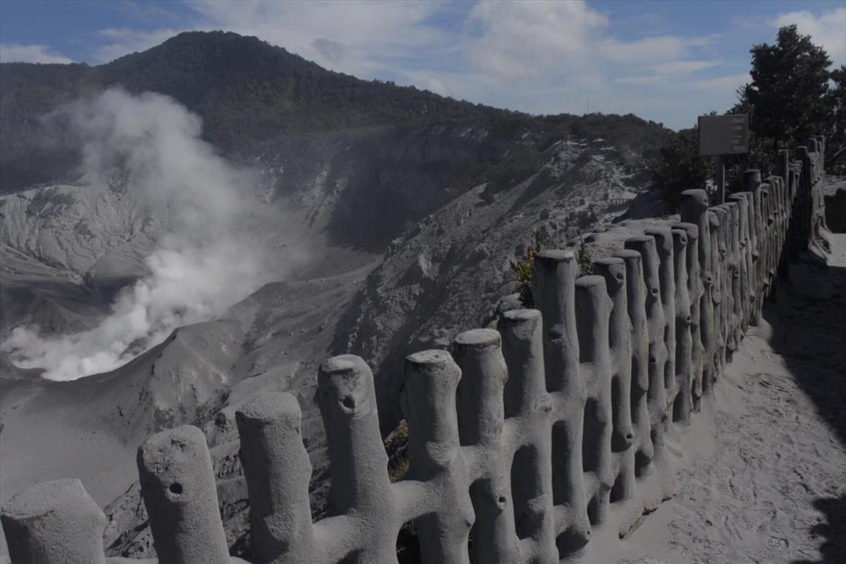 Debu vulkanik di pinggir Kawah Ratu, pusat wisata Gunung Tangkuban Parahu, pasca-erupsi, Jumat (26/7/2019) kemarin. 