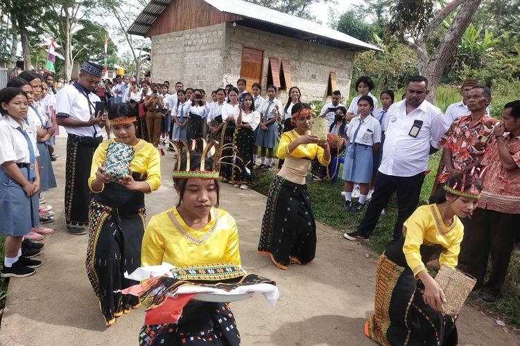 Siswi Sekolah Menengah Kejuruan (SMK) Santo Bartholomeus Benteng Jawa, Kecamatan Lambaleda, Kabupaten Manggarai Timur, NTT, Selasa, (9/5/2023) menyambut kunjungan kerja Sekretaris Daerah Kabupaten Manggarai Timur, Boni Hasudungan.