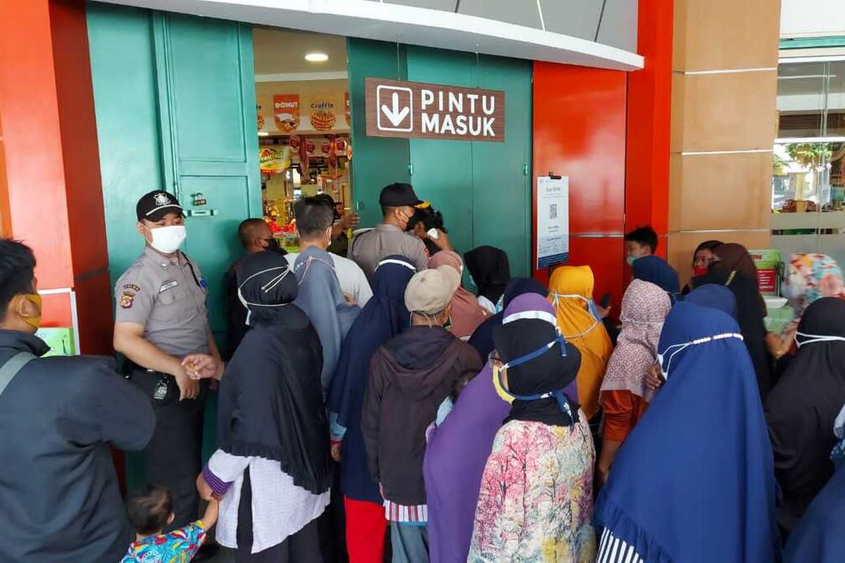 Warga Kota Tasikmalaya rela antri panjang setiap hari di setiap swalayan dan Mal hanya untuk mendapatkan minyak goreng kemasan murah subsidi pemerintah Rp 14.000 per liter pada Minggu (20/2/2022).