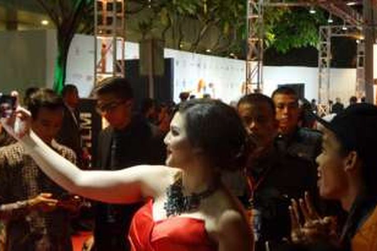 Sissy Pricillia berfoto wefie bersama penggemar di Gala Premier film AADC? 2 di Empire XXI Yogyakarta, Sabtu (23/4/2016).