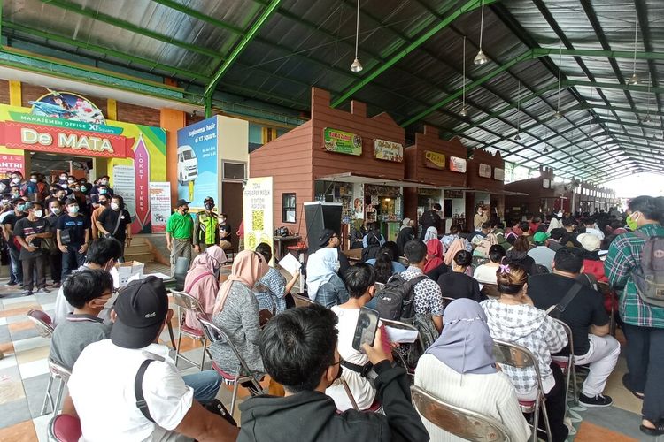 Peserta vaksinasi Covid-19 saat mengantre menunggu giliran suntik vaksin Covid-19 di XT Square Kota Yogyakarta, Jumat (17/9/2021)