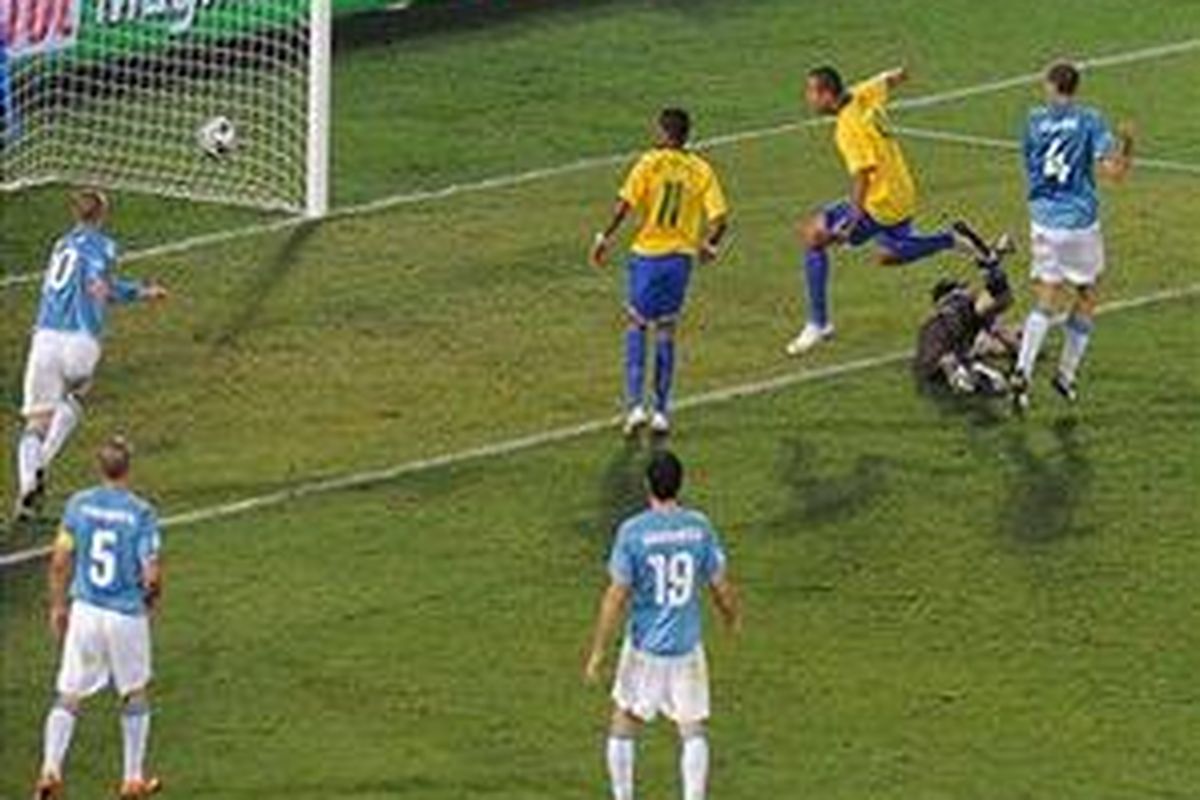 Penyerang Brasil, Luis Fabiano mencetak gol pertamanya ke gawang Italia pada lanjutan Piala Konfederasi, Senin (21/6). 