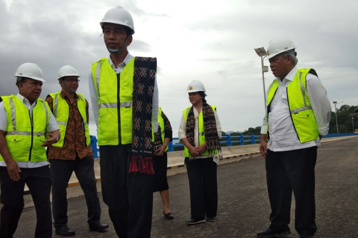 Presiden Joko Widodo usai meresmikan Bendungan Raknamo di NTT, Selasa (9/1/2018).
