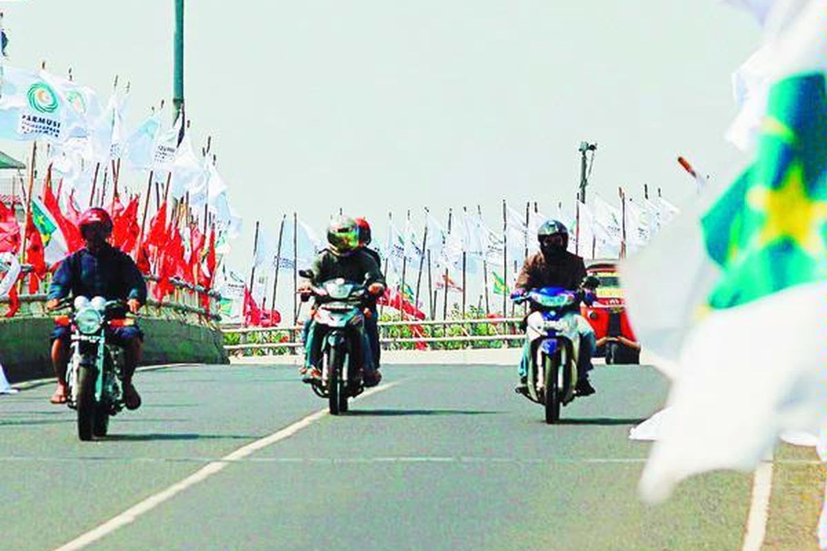 Pada hari pertama kampanye Pemilu 2009, sesuai dengan penetapan Komisi Pemilihan Umum (KPU) bahwa kampanye selain rapat umum dimulai 12 Juli 2008 sampai 5 April 2009, ratusan bendera dari berbagai partai politik mulai memenuhi sisi jalan flyover di Salemba, Jakarta, Minggu (13/7). Meskipun KPU sudah menetapkan nomor urut untuk Pemilu 2009, tidak semua partai politik mencantumkannya pada bendera yang terpasang.  