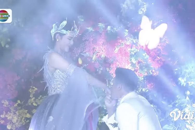 Pasangan Via Vallen dan Chevra Yolandi gelar acara resepsi pernikahan yang mengusung konsep fairly tales seperti di negeri dongeng, Sabtu (16/7/2022) malam di Surabaya, Jawa Timur.