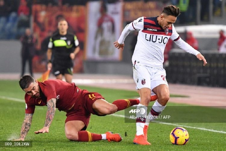 Gelandang AS Roma Aleksandar Kolarov (kiri) berduel dengan pemain depan Simone Edera (kanan) dalam pertandingan Serie A Italia antara Roma dan Bologna di Stadion Olimpico, Roma, pada 18 Februari 2019.