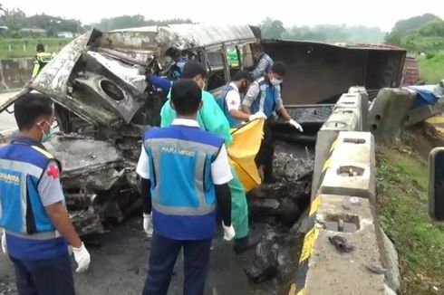 Minibus Angkut 16 Orang Tabrak Truk di Tol Madiun, 3 Penumpang Tewas Terbakar, Ini Kronologinya