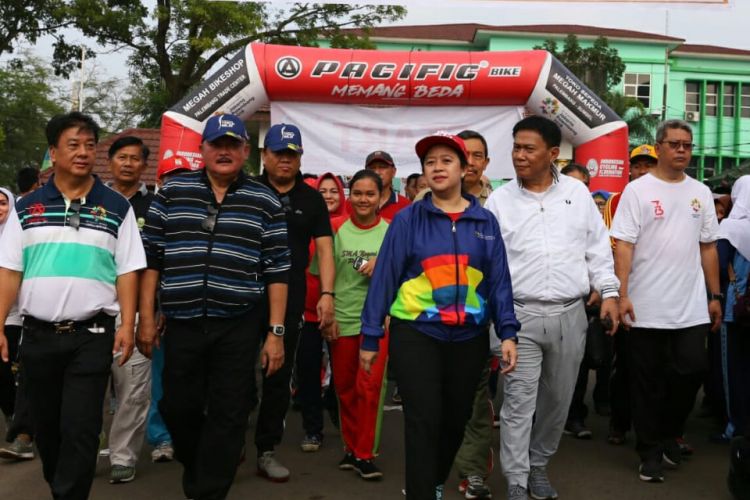 Menko PMK Puan Maharani dan Gubernur Sumatera Selatan Alex Noerdin menyempatkan diri ikut Jalan Sehat Asian Games XVIII 2018 di Palembang, Minggu (12/8/2018). 