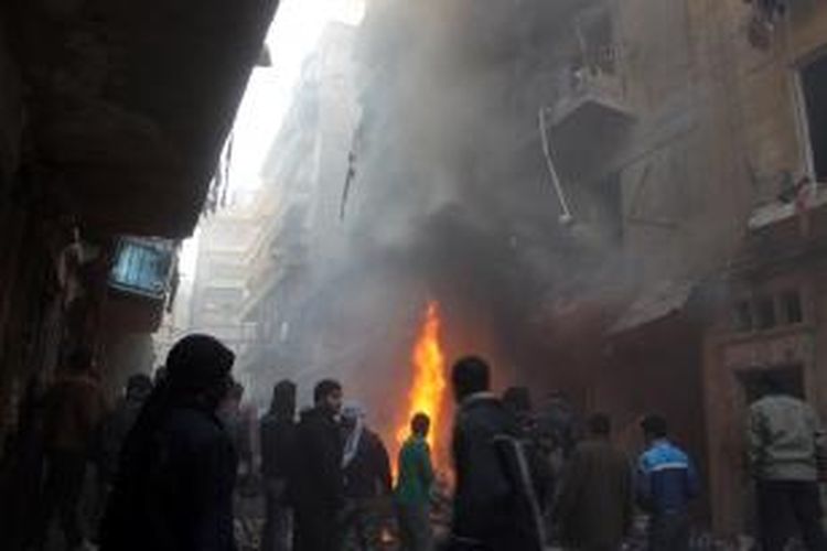 Warga kota Aleppo melihat kerusakan akibat serangan udara pasukan Suriah di kawasan yang dikuasai pemberontak itu. AU Suriah menjatuhkan puluhan 