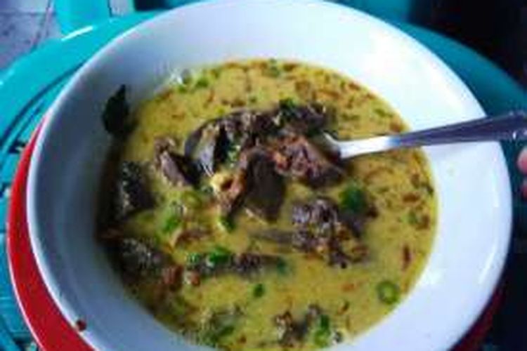 Soto kuning Pak Yusuf, salah satu soto yang paling dicari di kota Hujan. Kuah santannya yang kental dengan rampah, menjadi idaman para pelanggannya.