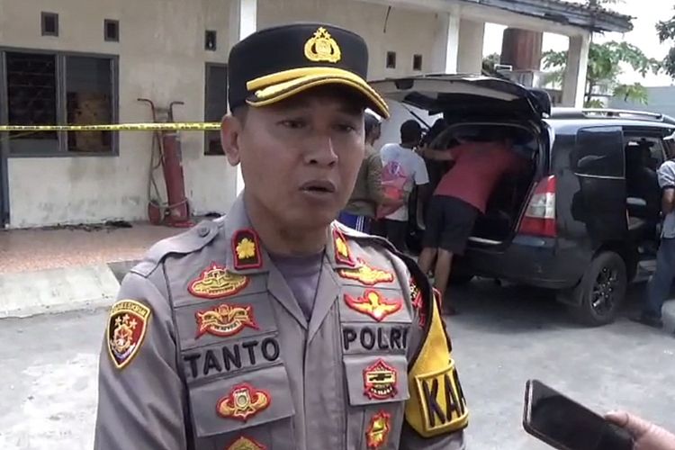 Kapolsek Sumbersari AKP Suhartanto memberikan keterangan pasca penemuan mayat Febri Arisandi (24), buruh pabrik PT Sungai Budi, Jember, Jawa Timur, Jumat (21/8/2025).