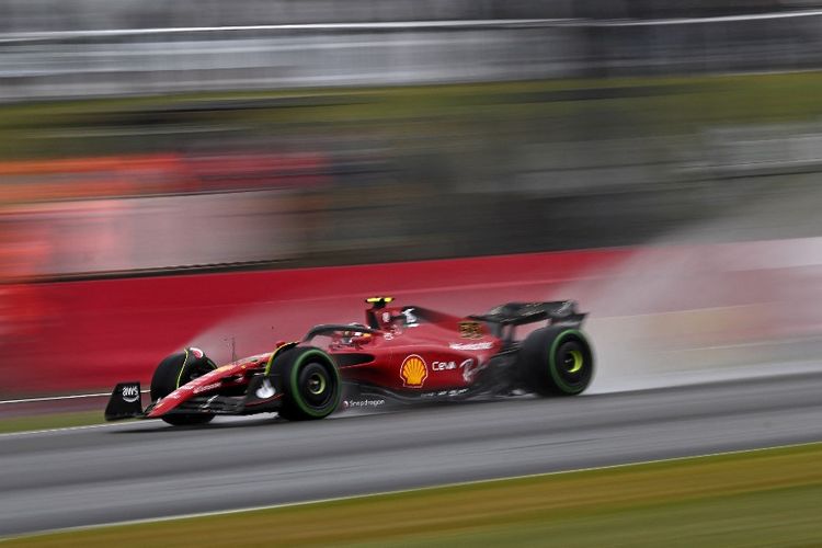 Pembalap Ferrari asal Spanyol Carlos Sainz Jr berkendara di tengah hujan selama sesi kualifikasi kedua Grand Prix Inggris Formula 1 (F1) di sirkuit Silverstone, Inggris, Sabtu (2/7/2022). 