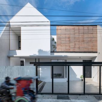 Fasad rumah minimalis yang simpel dan elegan karya Erwin Kusuma.
