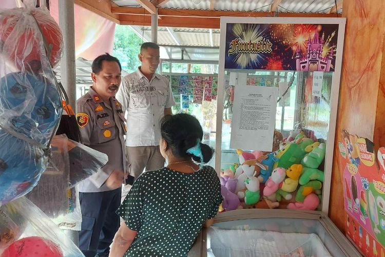 Polisi saat memberikan sosialisasi terkait fatwa haram MUI tentang permainan capit boneka di Kabupaten Sumenep, Jumat (17/2/2023). 