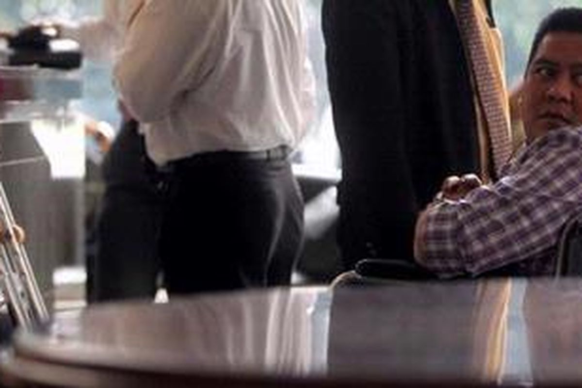 Tersangka Dendy di Periksa KPK - Tersangka kasus dugaan korupsi pengadaan Al-Quran dan laboratorium komputer di Kementerian Agama Dendy Prasetya, masih dengan menggunakan kursi roda dan kaki kanannya dibalut gips, datang memenuhi panggilan Komsi Pemberantasan Korupsi (KPK), Jakarta, Selasa (16/10/2012). Putra sulung politikus Partai Golongan Karya Zulkarnaen Djabar ini, meunggu antrian sebelum menjalani pemeriksaan.  