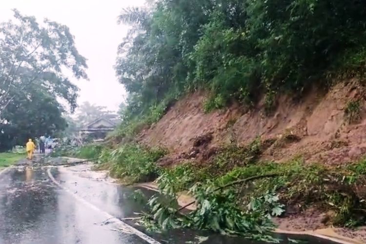 Kondisi longsor yang menutup akses jalur lintas selatan Cianjur, Jawa Barat, Rabu (4/12/2024) pagi