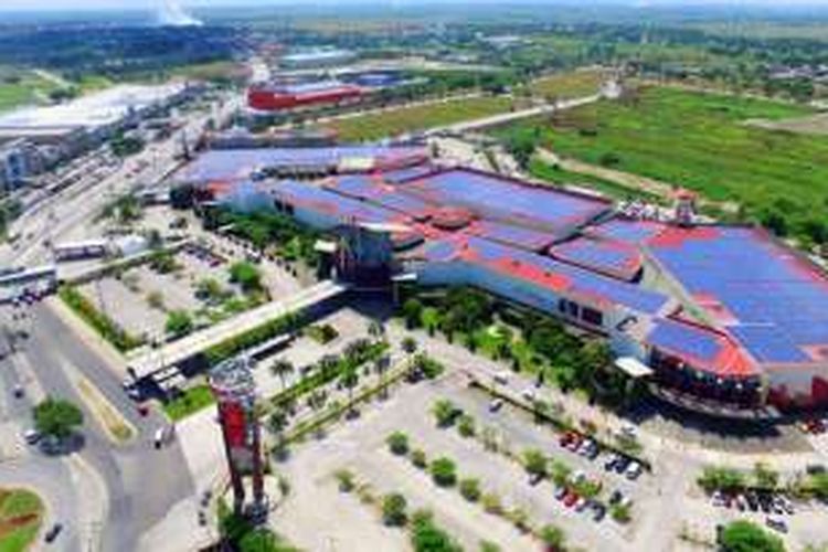 Kumpulan panel surya berkapasitas 2,9 MW ini dipasang pada bulan Mei 2016 di atap mall Robinsons Starmills di San Fernando, Provinsi Pampanga.