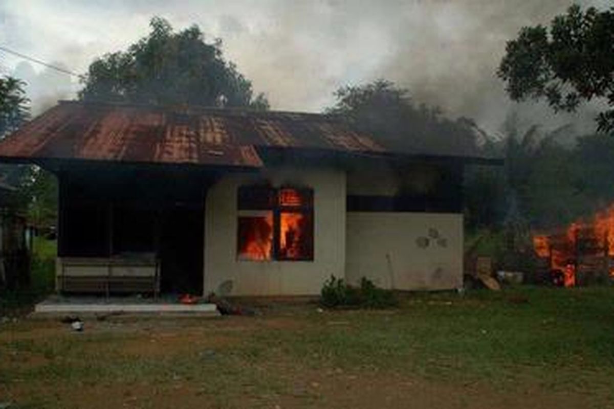 Markas Polsek Polsek Simpang Hulu dibakar massa, Senin (17/10/2011).