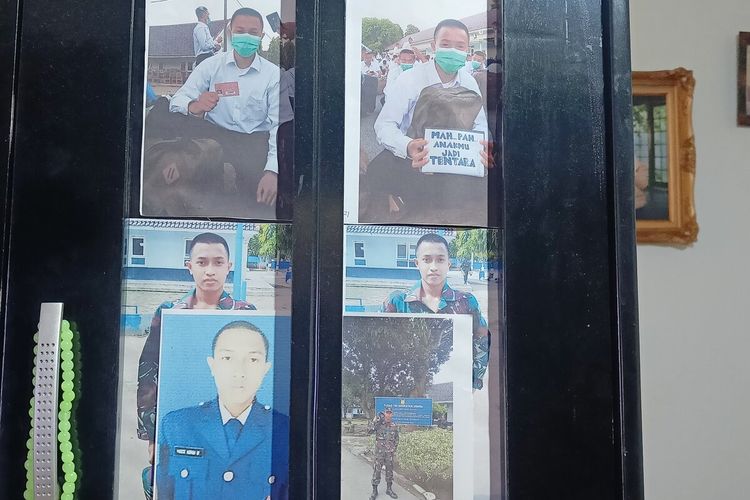 Potret Prada Muhammad Indra Wijaya saat mengenakan pakaian seragam TNI AU. Foto tersebut terpajang rapi di sebuah lemari di rumah kediamannya di Kecamatan Karawaci, Kota Tangerang, Banten sampai hari ini, Rabu (23/11/2022).