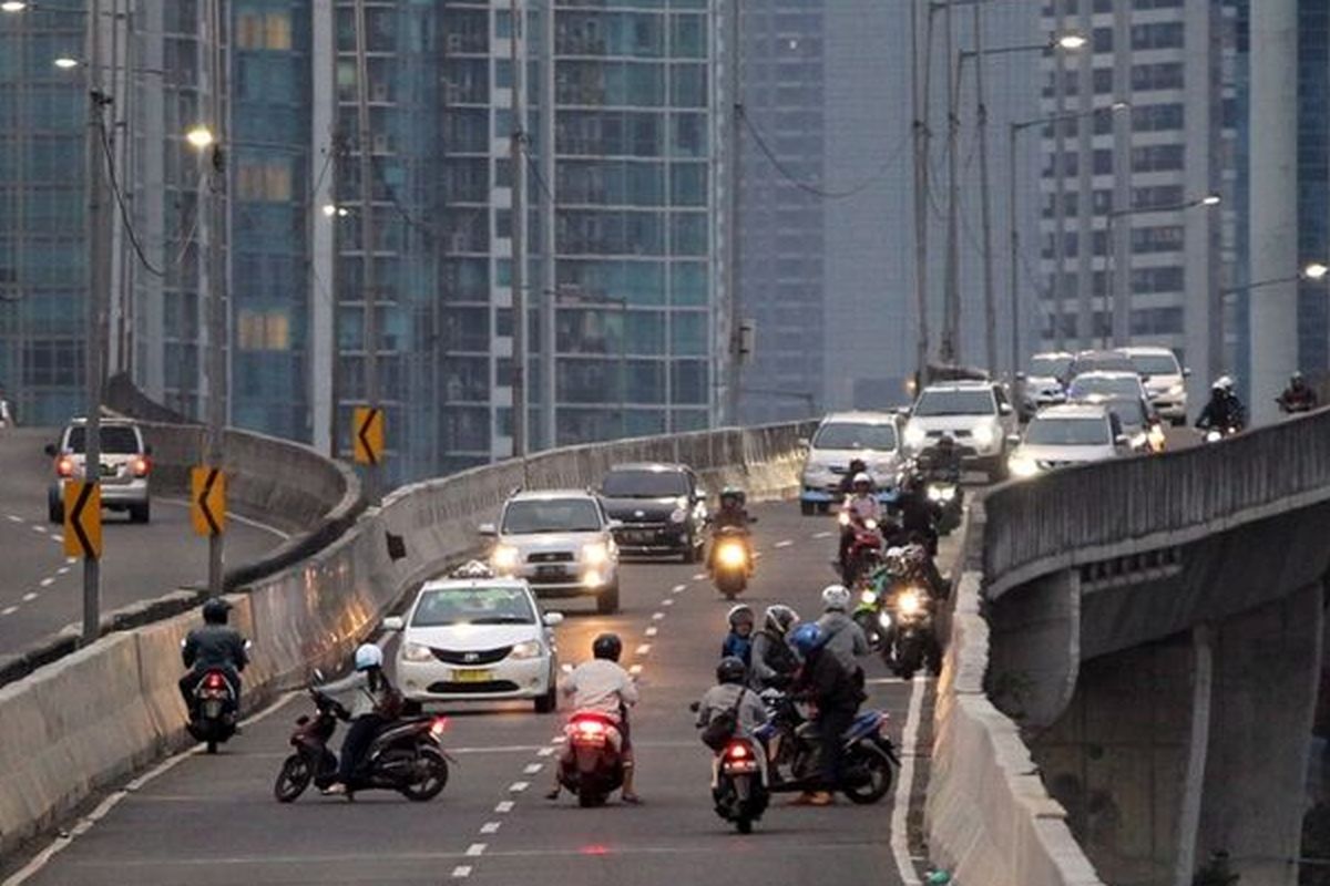 Pengendara sepeda motor nekat melawan arah saat berlangsung razia di jalan layang non tol (JLNT).