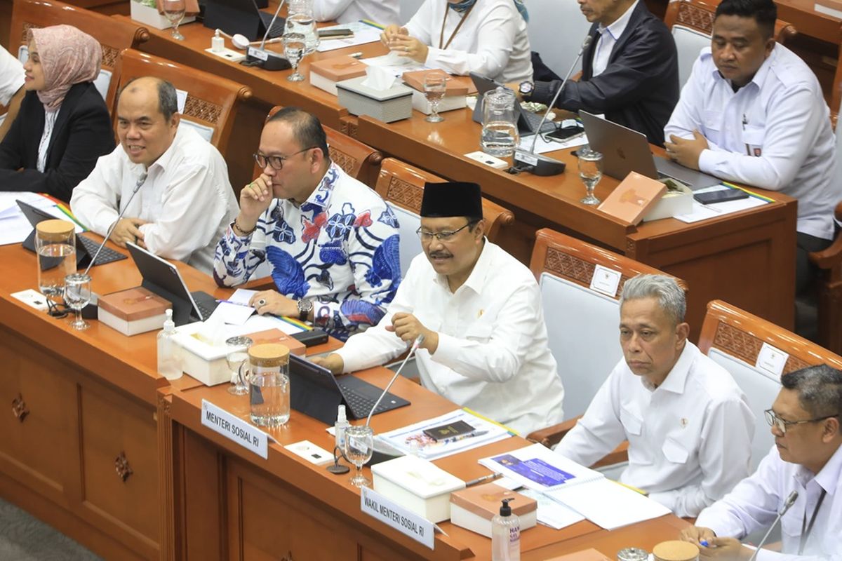 Menteri Sosial (Mensos) Saifullah Yusuf&nbsp;dalam Rapat Kerja Komisi VIII DPR di Kompleks Parlemen, Senayan, Jakarta, Kamis (6/2/2024).