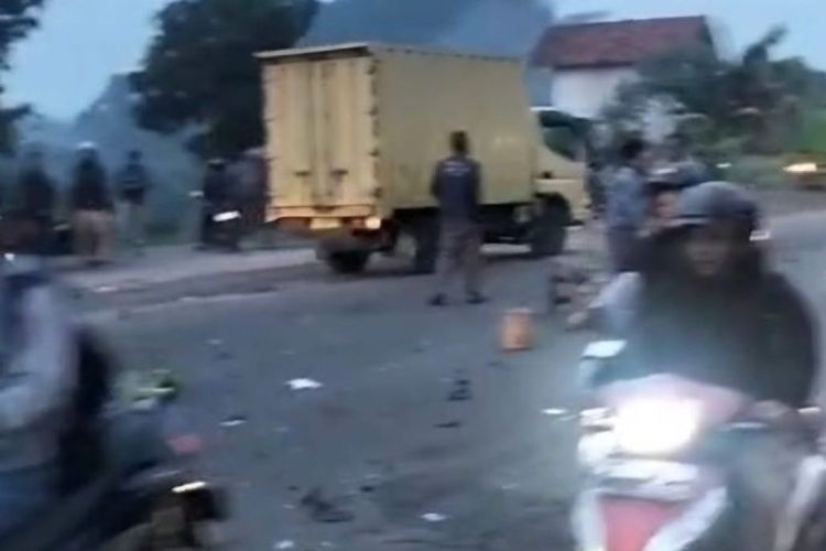 Truk Diduga Rem Blong Tabrak 3 Motor di Cianjur, Tiga Orang Tewas