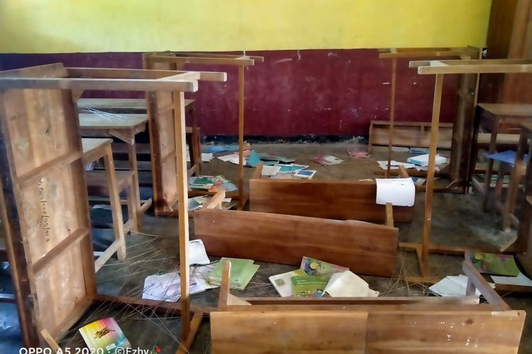 Ruang sekolah SD-SMP Satap Negeri 3 Taebenu, Desa Kuaklalo, Kecamatan Taebenu, Kabupaten Kupang, Nusa Tenggara Timur (NTT), dirusak orang tak dikenal