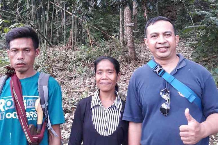 Penulis (kanan) bersama jurupelihara Gua Rambu Manu, Elisabet (tengah) dan Bapa Nita (kiri)