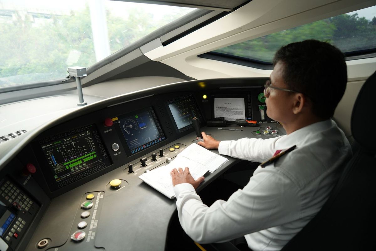 Sebanyak 513 sumber daya manusia (SDM) PT Kereta Api Indonesia (Persero) (KAI) yang telah lulus dari program transfer knowledge Whoosh siap mengambil alih operasional dan perawatan Kereta Cepat Whoosh dari tenaga ahli China Railway.