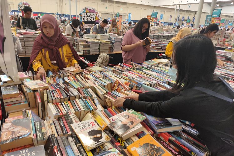 Pengunjung berburu buku di pameran buku BBW Jakarta 2020, Rabu (11/3/2020).