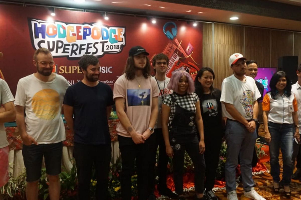 Perwakilan pihak penyelenggara Hodgepodge Superfest 2018 dan para artis musik yang akan tampil dalam jumpa pers di kawasan Gambir, Jakarta Pusat, Jumat (31/8/2018). Turut hadir diantaranya Dewi Gontha, Tayla Parx, Dylan Balgi Cloud Nothings.