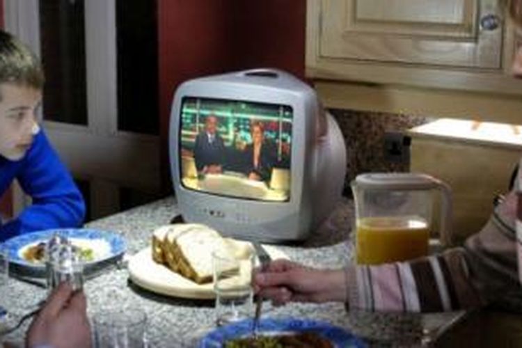 Dulu televisi merupakan sarana hiburan utama rumah tangga di Inggris, namun setelah era internet dan telepon pintar posisi televisi perlahan-lahan tergeser.
