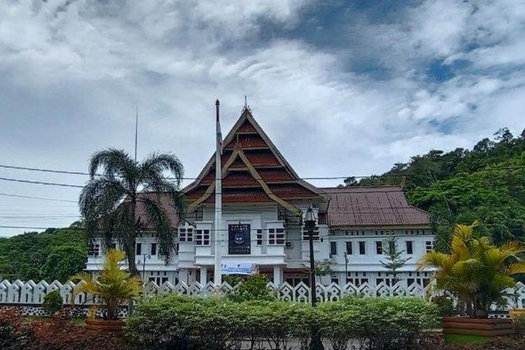 Kantor Bupati Enrekang, Kelurahan Leoran, Kecamatan Enrekang. 