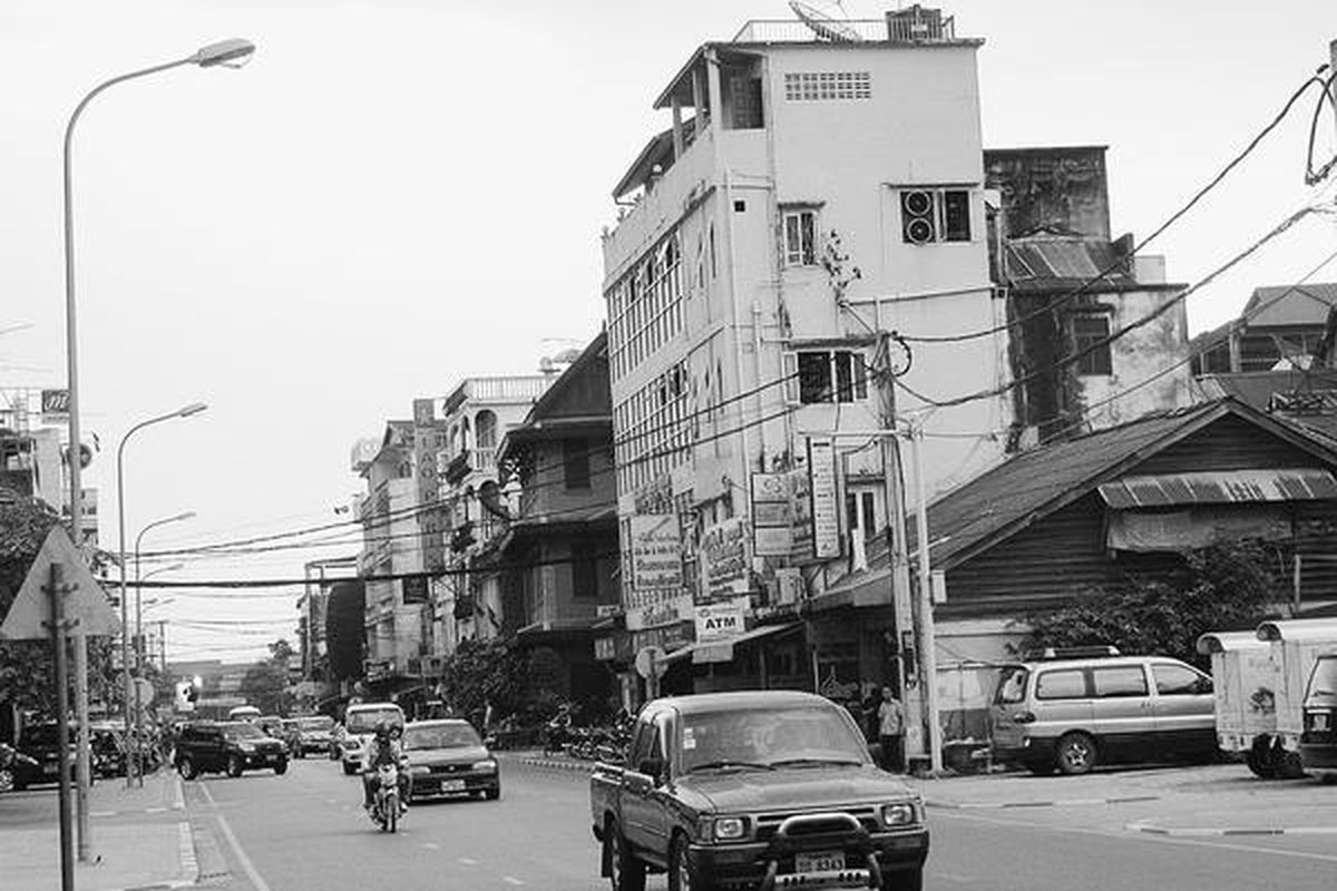Kota Vientiane menjadi pusat ekonomi di Laos. Kota tersebut terus berkembang, dengan pesatnya pembangunan apartemen dan hotel serta pusat-pusat perbelanjaan, Senin (28/2).
