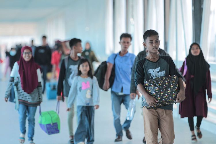 Pemudik melewati jembatan penyeberangan orang untuk masuk kapal feri di Pelabuhan Merak, Cilegon, Banten, Selasa (18/4/2023). Sebanyak 339.340 orang sudah meninggalkan Jawa menuju Sumatera melalui Pelabuhan Merak, Cilegon, Banten, dari H-10 hingga H-5 atau Selasa (18/4/2023) pagi.