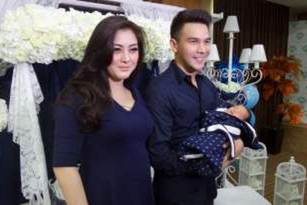 Jonathan Frizzy dan istrinya di RSIA Bunda, Jakarta Pusat, Selasa (12/4/2016).