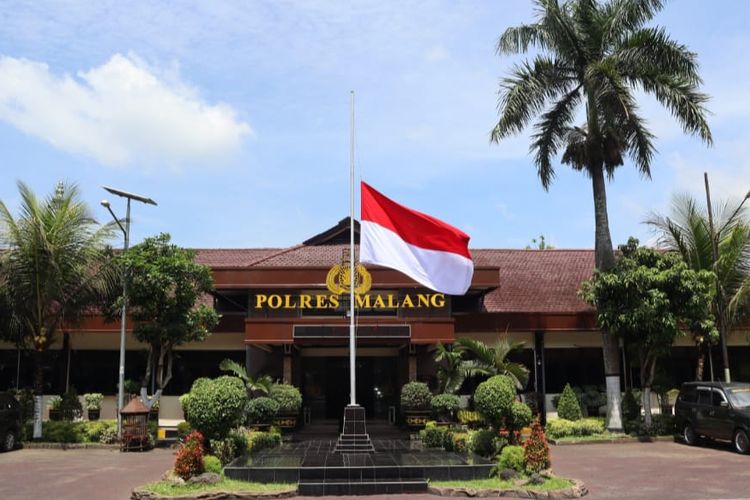 Polres Malang kibarkan bendera merah putih setengah tiang sebagai bentuk belasungkawa kepada 135 korban tragedi Kanjuruhan, pada 8-9 November 2022.