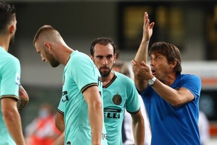 Antonio Conte (kanan) memberikan arahan kepada para pemainnya dalam laga Hellas Verona vs Inter Milan pada pekan ke-31 Liga Italia 2019-2020.