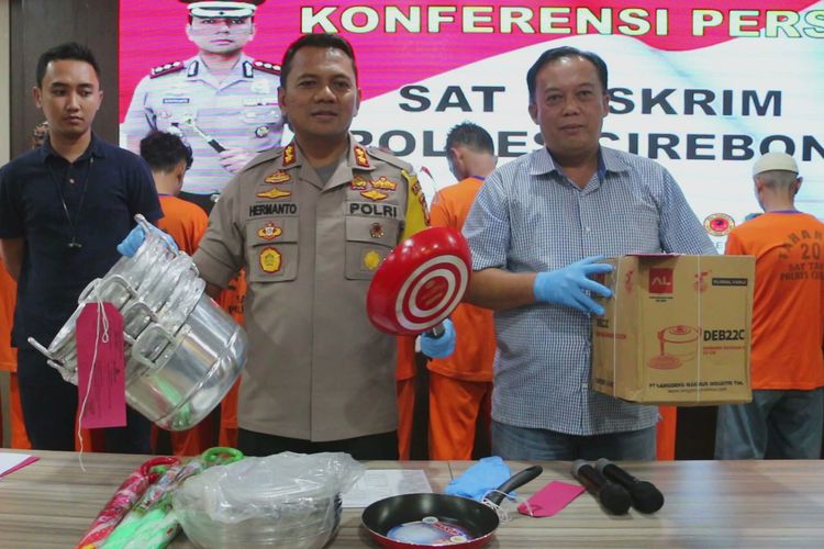 Kapolres Cirebon AKBP Suhermanto bersama Kasat Reskrim Polres Cirebon AKP Kartono Gumelar, menunjukan barang bukti pencurian pemberatan oleh enam tersangka di mapolres saat gelar perkara, Rabu (8/5/2019). Enam tersangka melakukan pencurian di gudang perabot rumah tangga selama tiga hari berturut-turut.