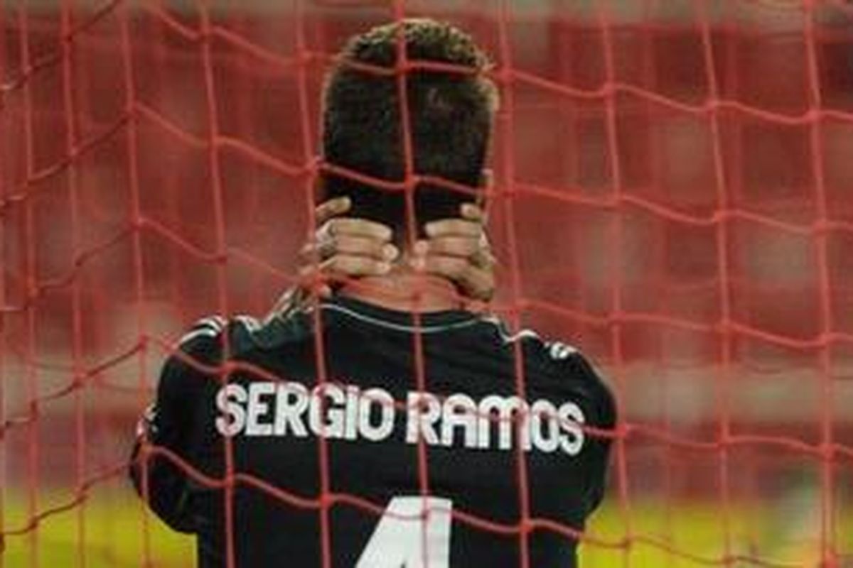Reaksi bek Real Madrid, Sergio Ramos, setelah gagal memanfaatkan peluang emas di depan gawang Sevilla dalam lanjutan Liga BBVA di Stadion Ramon Sanchez Pizjuan, Sabtu (15/9/2012). Sevilla akhirnya menang 1-0. 