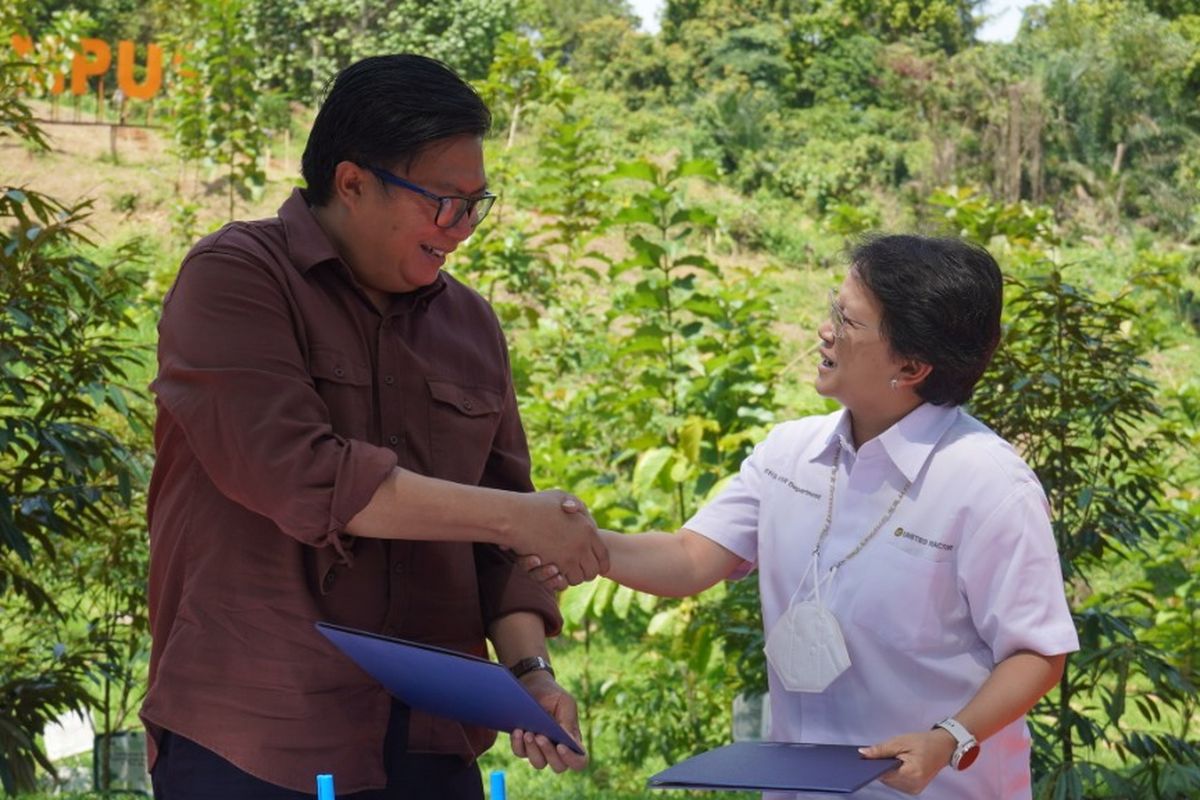 Head of Corporate Sustainability and Governance United Tractors, Sara K. loebis dan Wakil Rektor III IPB, Dodik Ridho Nurrochmat menandatangani Memorandum of Understanding (MoU) untuk tekan emisi karbon dengan program biodiversity, di Taman Hutan Kampus IPB, Kamis (15/12/2022).