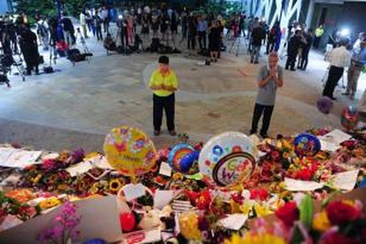 Warga menunjukkan rasa hormat mereka di depan Singapore General Hospital, tempat mantan Perdana Menteri Singapura Lee Kuan Yew menghembuskan nafas terakhir, Senin (23/3/2015). Lee Kuan Yew yang merupakan perdana menteri pertama Singapura ini meninggal dunia pada usia 91 tahun karena sakit.