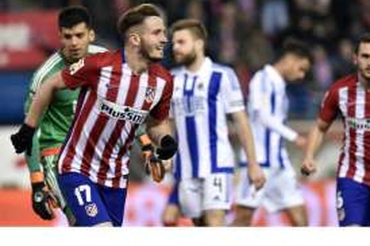 Gelandang Atletico Madrid, Saul Niguez, melakukan selebrasi setelah mencetak gol ke gawang Real Sociedad dalam lanjutan La Liga di Vicente Calderon, Selasa (1/3/2016).