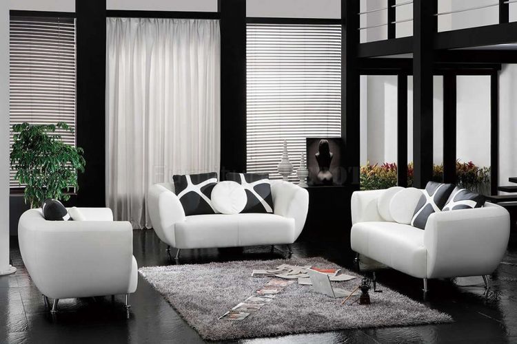 Sofa putih dengan cushion hitam.
