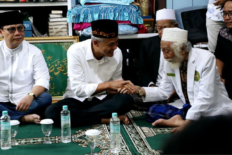Bacapres PDI-P Ganjar Pranowo sowan ke Ulama Banten Abuya Ahmad Muhtadi bin Dimyathi al-Bantani di Ponpes Roudatul Ulum, Cidahu, Pandeglang, Banten, Minggu (28/5/2023).