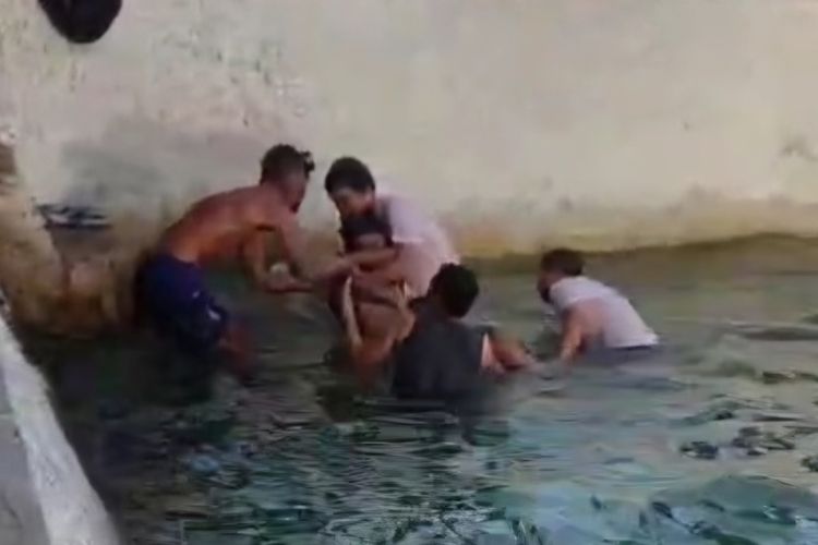 Korban Moh. Kholiq (25) saat dievakuasi dari laut di Kecamatan Talango, Sumenep, Jawa Timur. 