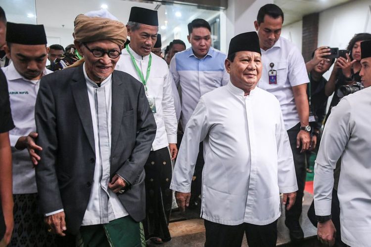 Presiden Terpilih Prabowo Subianto (kanan) berjalan bersama Rais Aam PBNU KH Miftachul Akhyar (kiri) saat menghadiri halalbihalal Pengurus Besar Nahdlatul Ulama (PBNU) di Kantor PBNU, Jakarta, Minggu (28/4/2024). PBNU menggelar halalbilahalal yang dihadiri Presiden dan Wakil Presiden Terpilih Prabowo Subianto dan Gibran Rakabuming Raka serta sejumlah menteri Kabinet Indonesia Maju dan duta besar negara sahabat. ANTARA FOTO/Hafidz Mubarak A/tom.