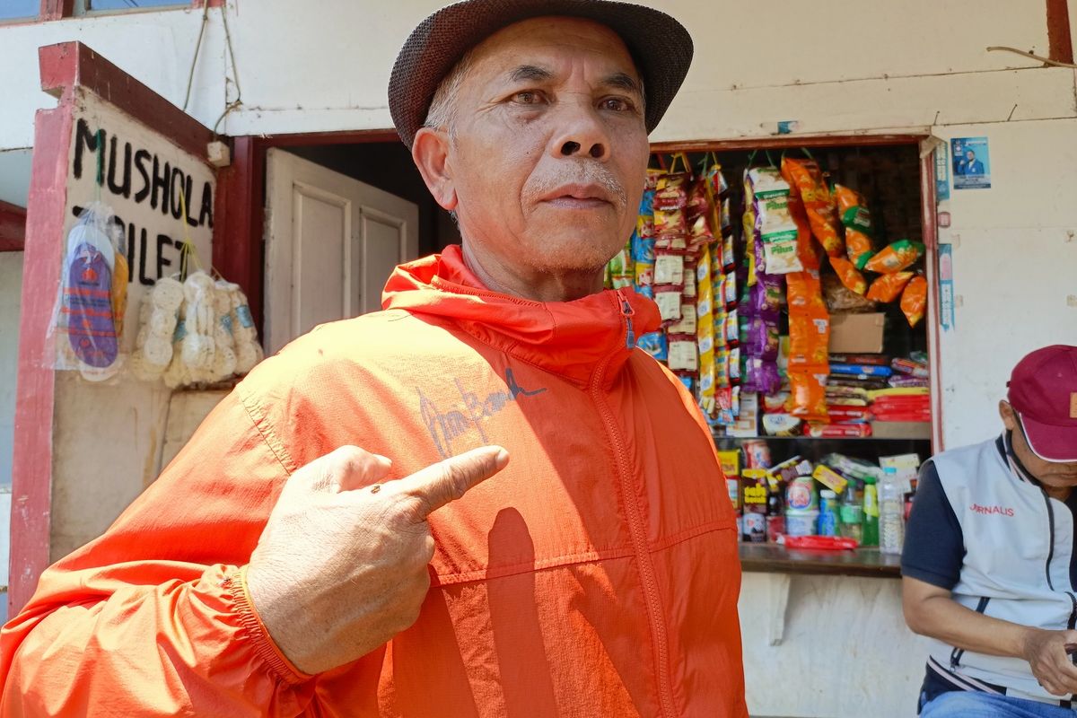 Asep Saepuloh saat menunjukkan tanda tanga Capres Anies Baswedan di jaketnya, usai Anies berkampanye di Pangalengan Kabupaten Bandung, Jawa Barat pada Rabu (29/11/2023)