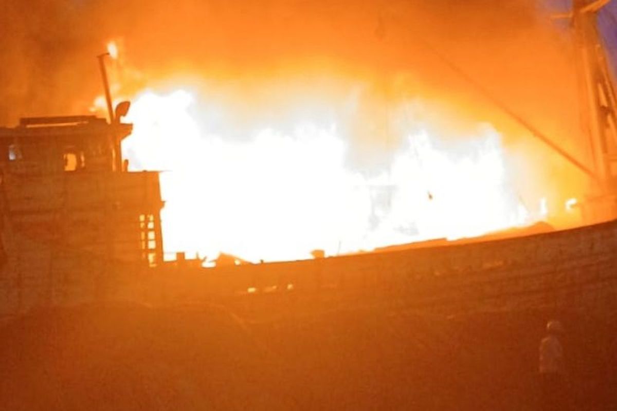2 Kapal di Pelabuhan Sunda Kelapa Terbakar, 15 Mobil Damkar Dikerahkan