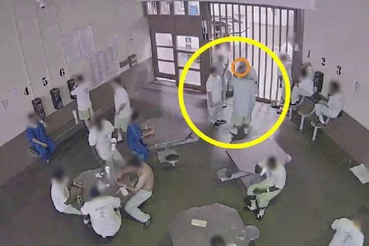 Tangkapan layar dari rekaman memperlihatkan ada tahanan penjara di Los Angeles County, Amerika Serikat (As), yang diduga mengirup masker bekas pakai agar mereka tertular virus corona supaya dibebaskan.